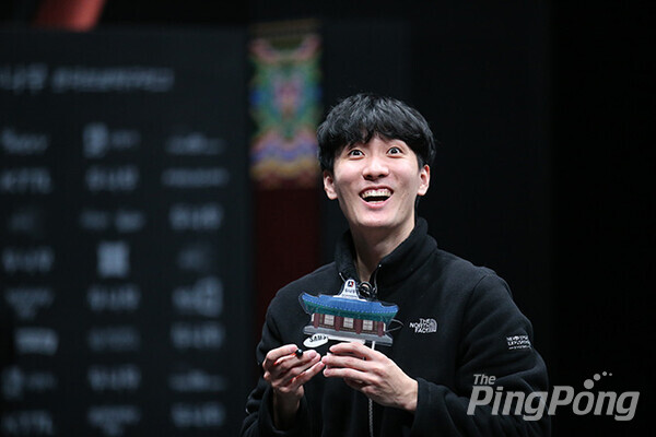 ▲ (월간탁구/더핑퐁=안성호 기자) 삼성의 최고참 이상수가 또 한 번 ‘MVP’ 활약을 펼쳤다. 삼성생명은 종합 2위로 올라섰다.