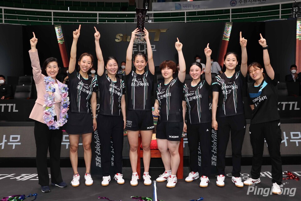 ▲ (월간탁구/더핑퐁=안성호 기자) 포스코에너지 여자탁구단이 프로리그 첫 번째 정규시즌 1위에 올랐다.