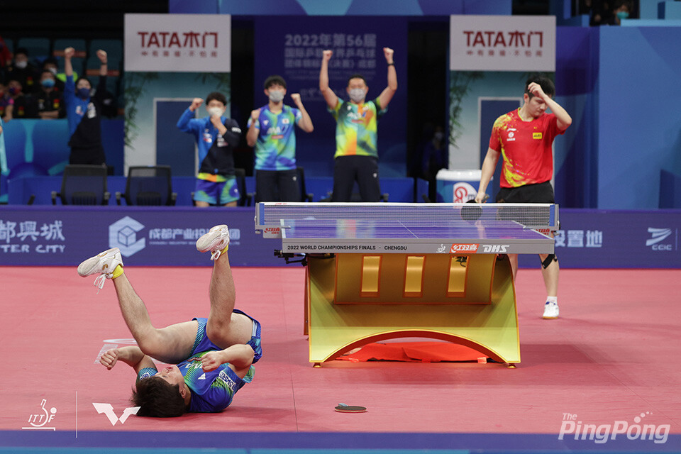 ▲ 중국이 이겼지만 이번 대회 최고 하이라이트는 하리모토 토모카즈가 4강전에서 판젠동을 꺾던 이 순간이었다. 사진 국제탁구연맹(ITTF) 제공.