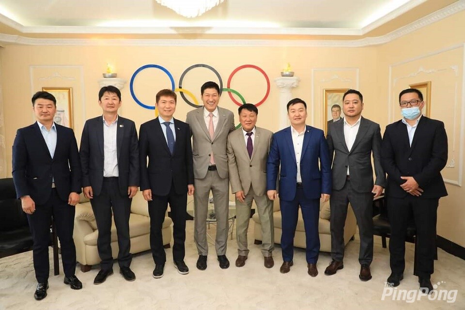 ▲ 바투식 바트볼드 몽골 IOC위원(가운데)을 면담한 유승민 한국 IOC위원(왼쪽 세 번째). 사진 제공 대한탁구협회.