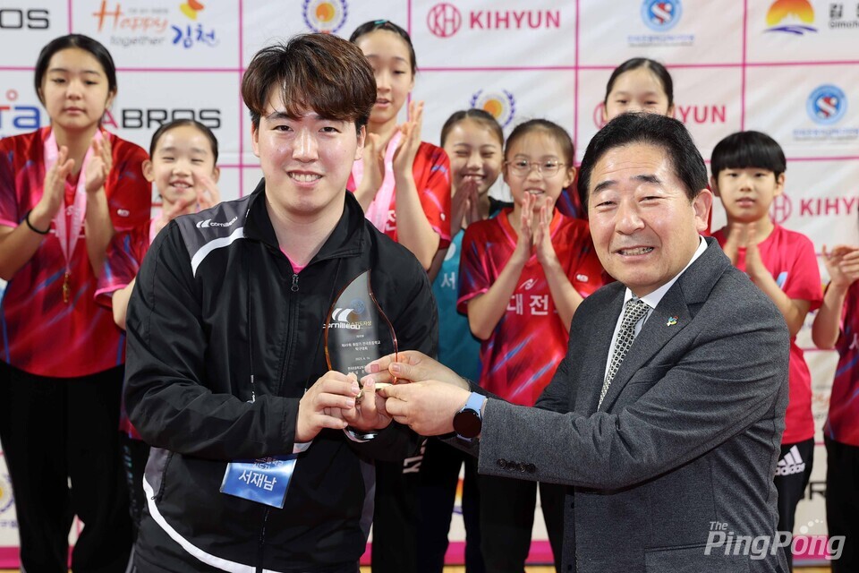 ▲ 단체전 우승을 이끈 서재남 서대전초등학교 코리가 우수지도자상을 수상했다.