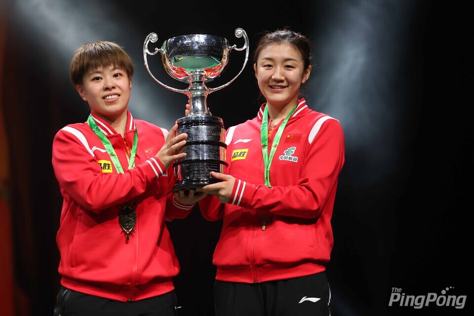 ▲ (더반=안성호 기자) 이번 대회도 결국 중국이 모든 우승을 가져간다. 여자복식 우승컵을 받아 든 첸멍-왕이디 조.