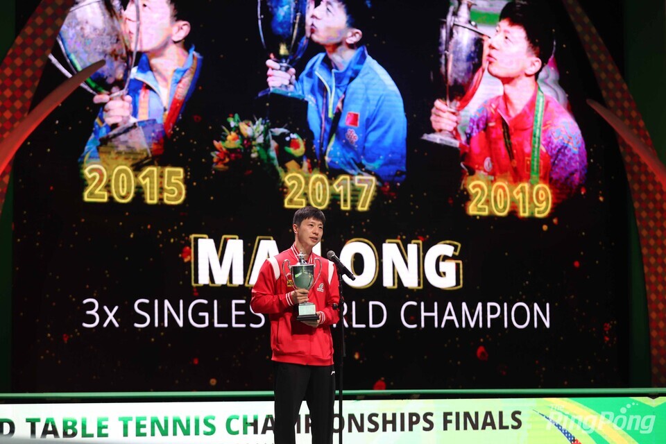 ▲ (더반=안성호 기자) 마롱이 세계선수권대회 3회 우승 기념 트로피를 받았다.