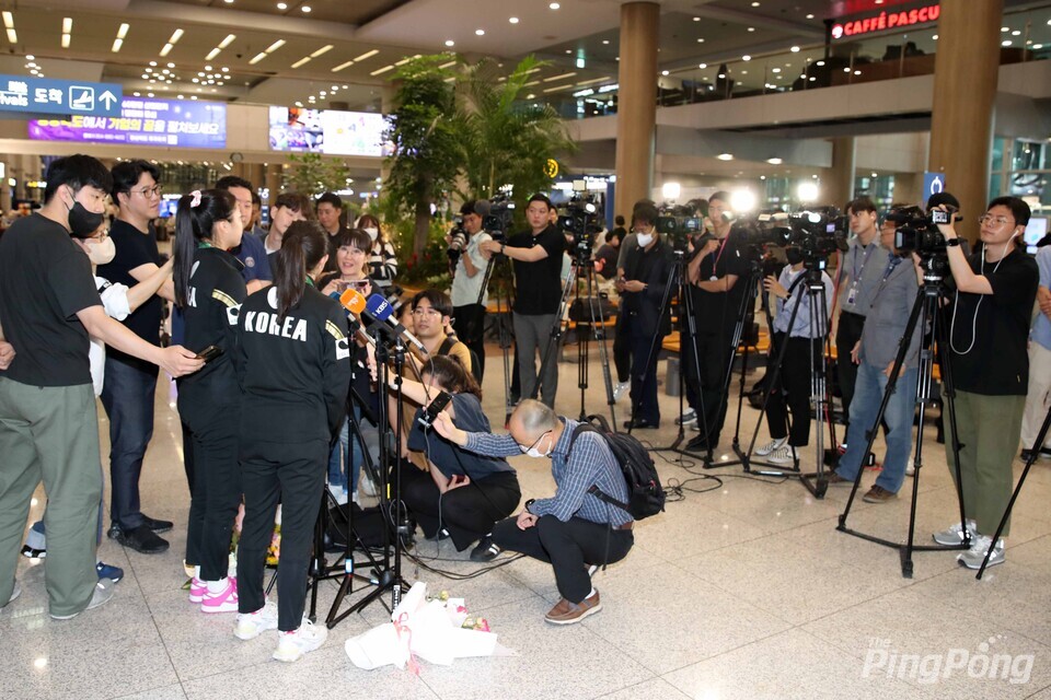 ▲ (월간탁구/더핑퐁=안성호 기자) 많은 관계자들과 언론들이 공항에 나와 선수들을 환영했다.