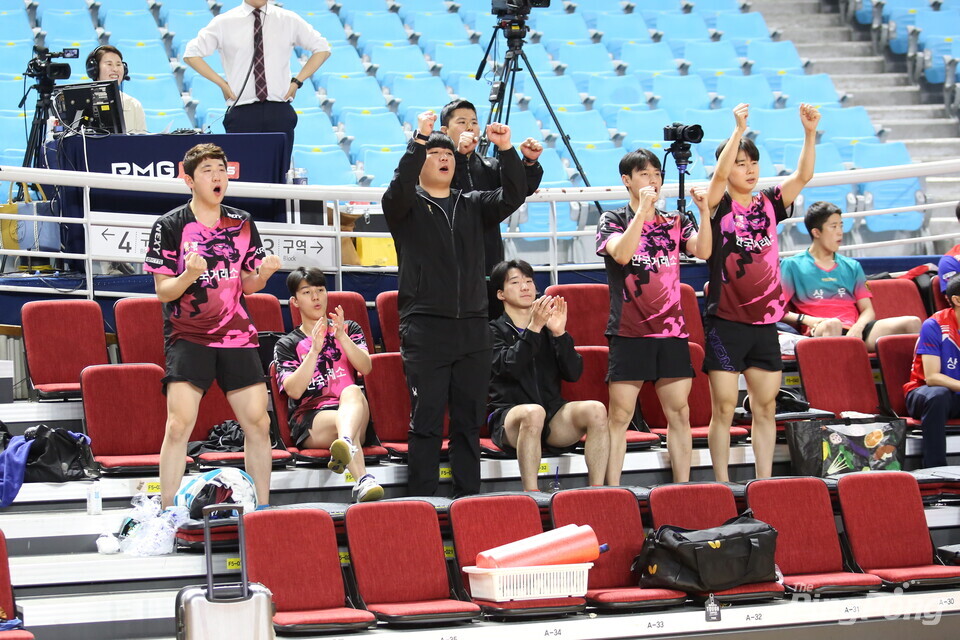 ▲ (월간탁구/더핑퐁=이효영 기자) 한국거래소가 사실상의 첫 우승 기쁨을 누렸다. 동료를 응원하는 선수들.