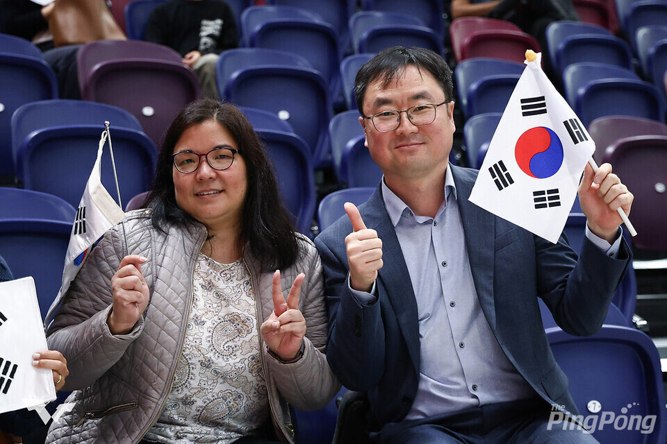 ▲ 한국 선수들을 응원하는 현지 교민들. 사진 국제탁구연맹_WTT.