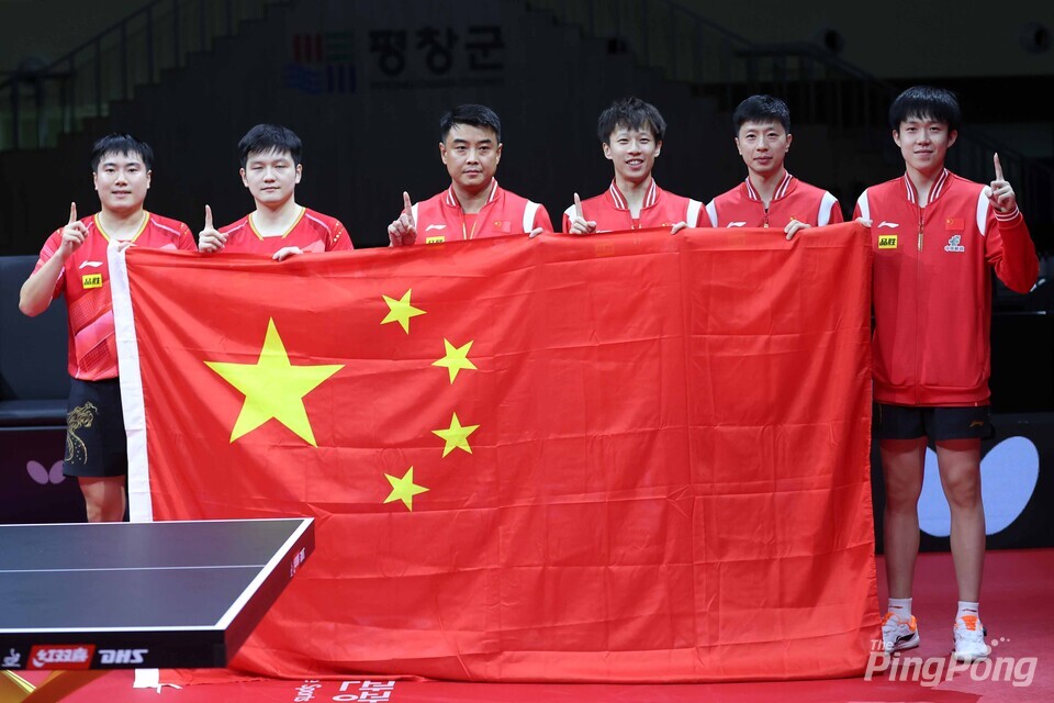 ▲ (월간탁구/더핑퐁=안성호 기자) 중국 남자대표팀이 통산 23번째 아시아선수권 우승 트로피를 들어올렸다.