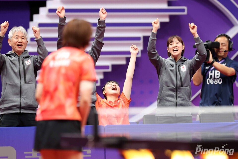 ▲ (항저우=안성호 기자) 환호하는 일본 벤치. 2014년, 2018년에 이은 3회 연속 결승 진출이다.