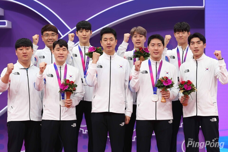 ▲ (항저우=안성호 기자) 한국 남자탁구가 8회 연속 단체전 은메달을 획득했다. 주세혁 감독은 선수로도 은메달, 감독으로도 은메달.