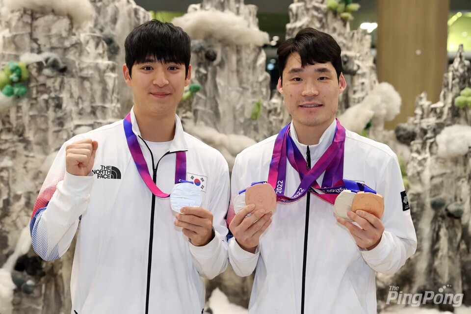 ▲ (월간탁구/더핑퐁=안성호 기자) 남자대표팀 장우진과 박강현이 메달을 들어 보이고 있다.