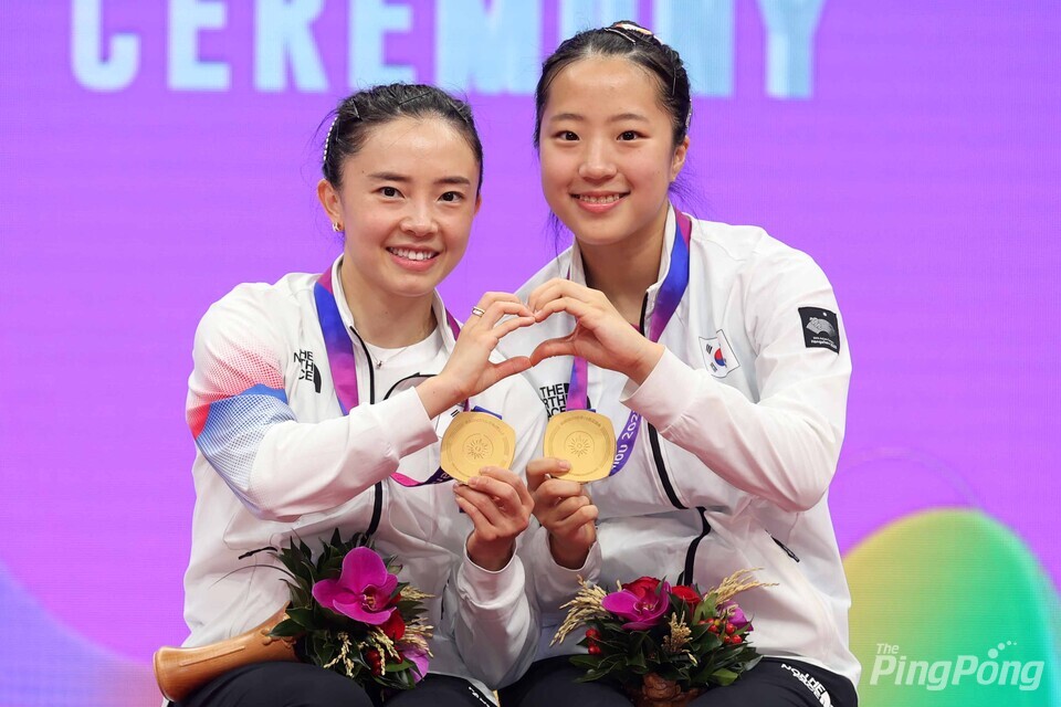 ▲ 항저우에서 금메달을 딴 여자복식(사진)은 다시 결승에 올랐다. 하지만 기권으로 마무리.