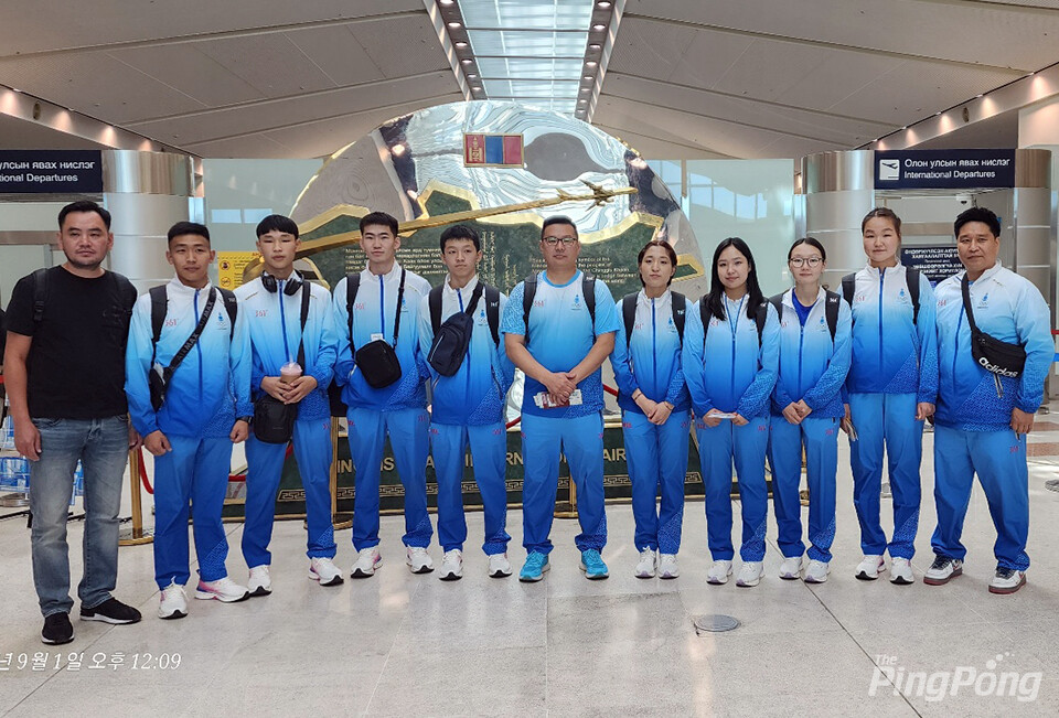 ▲ 평창아시아탁구선수권대회 참가한 몽골 국가대표팀의 출국 전 단체사진이다. 사진제공 대한탁구협회.