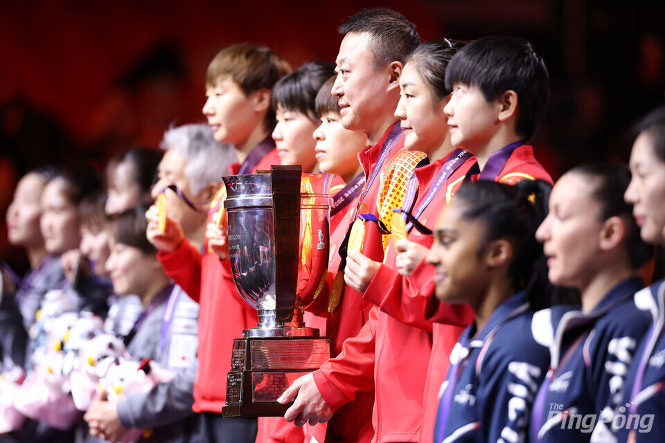 ▲ (월간탁구/더핑퐁=안성호 기자) 코르비용컵을 든 중국선수단.